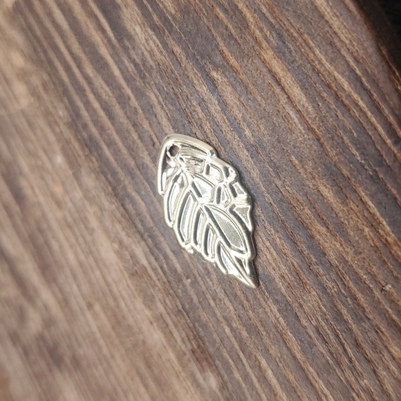 P107 harvest falls leaf charm - Picture 1 of 2